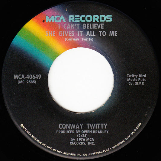 Conway Twitty : I Can't Believe She Gives It All To Me (7", Single)