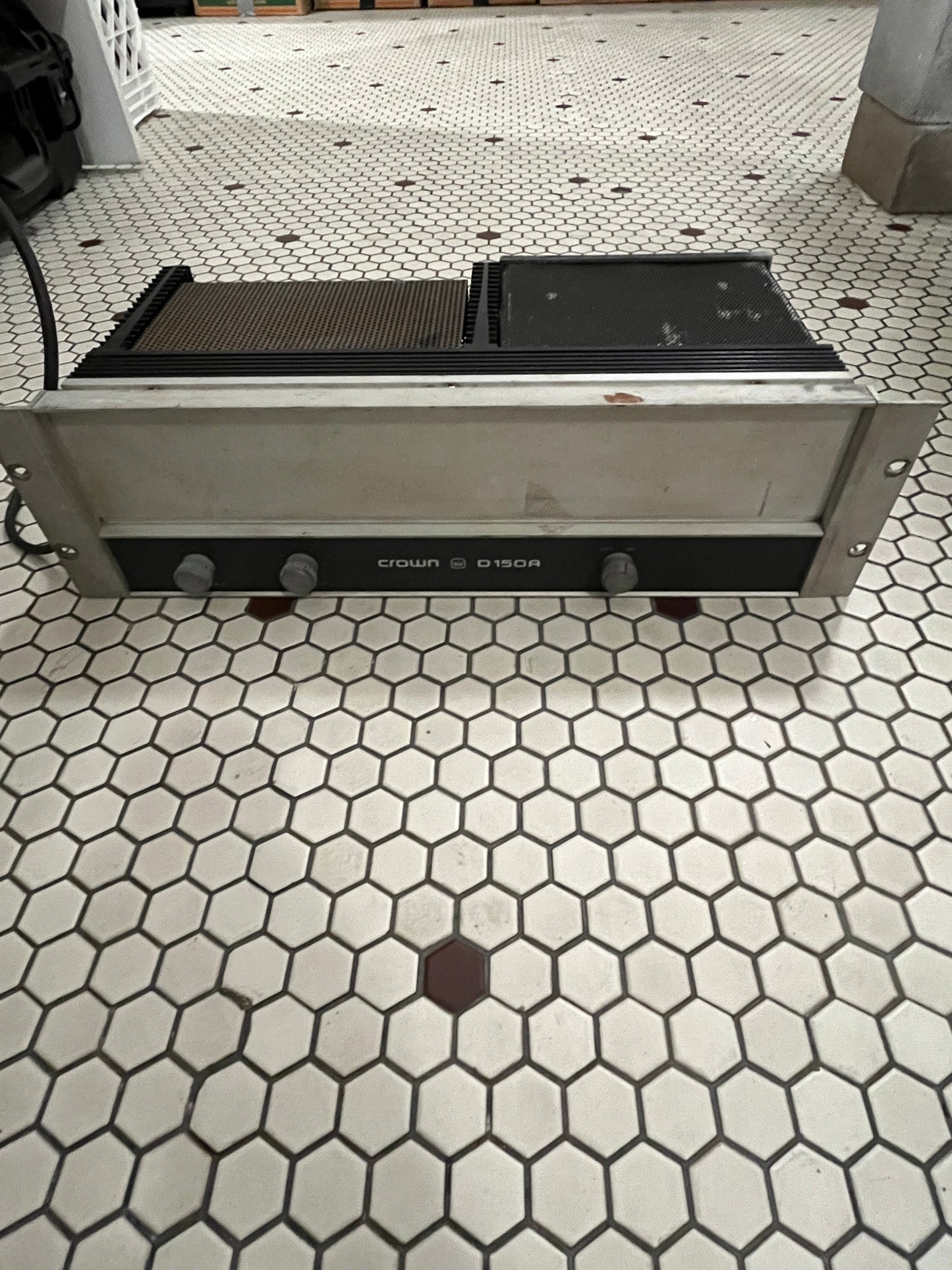 Crown D150A Amp Untested