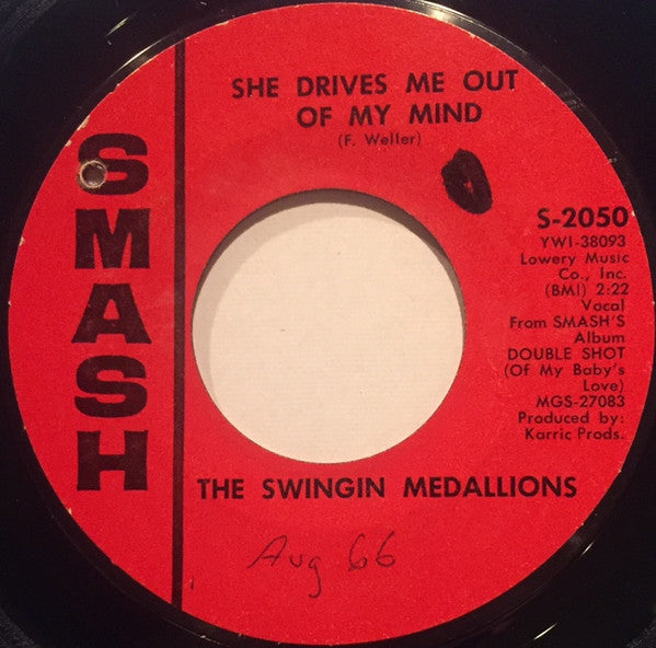 The Swingin' Medallions* : She Drives Me Out Of My Mind (7", Styrene)