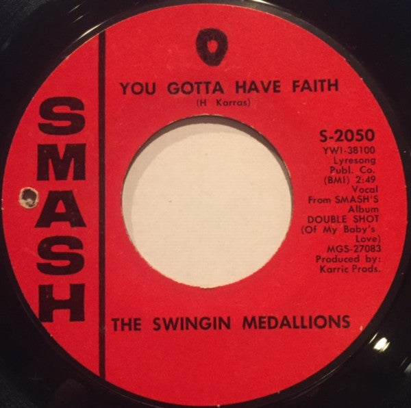 The Swingin' Medallions* : She Drives Me Out Of My Mind (7", Styrene)